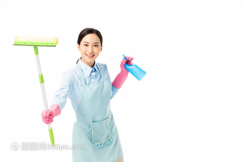 家政服務中的女性力量 專業與細致的玻璃清潔